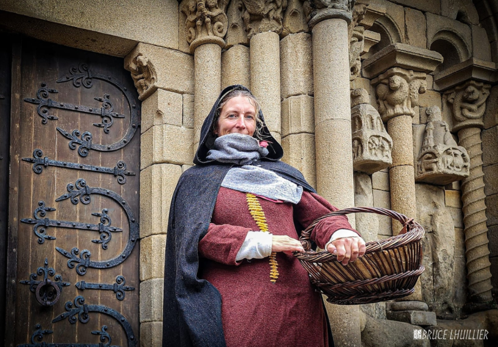 visite immersive de dinan devant basilique saint sauveur